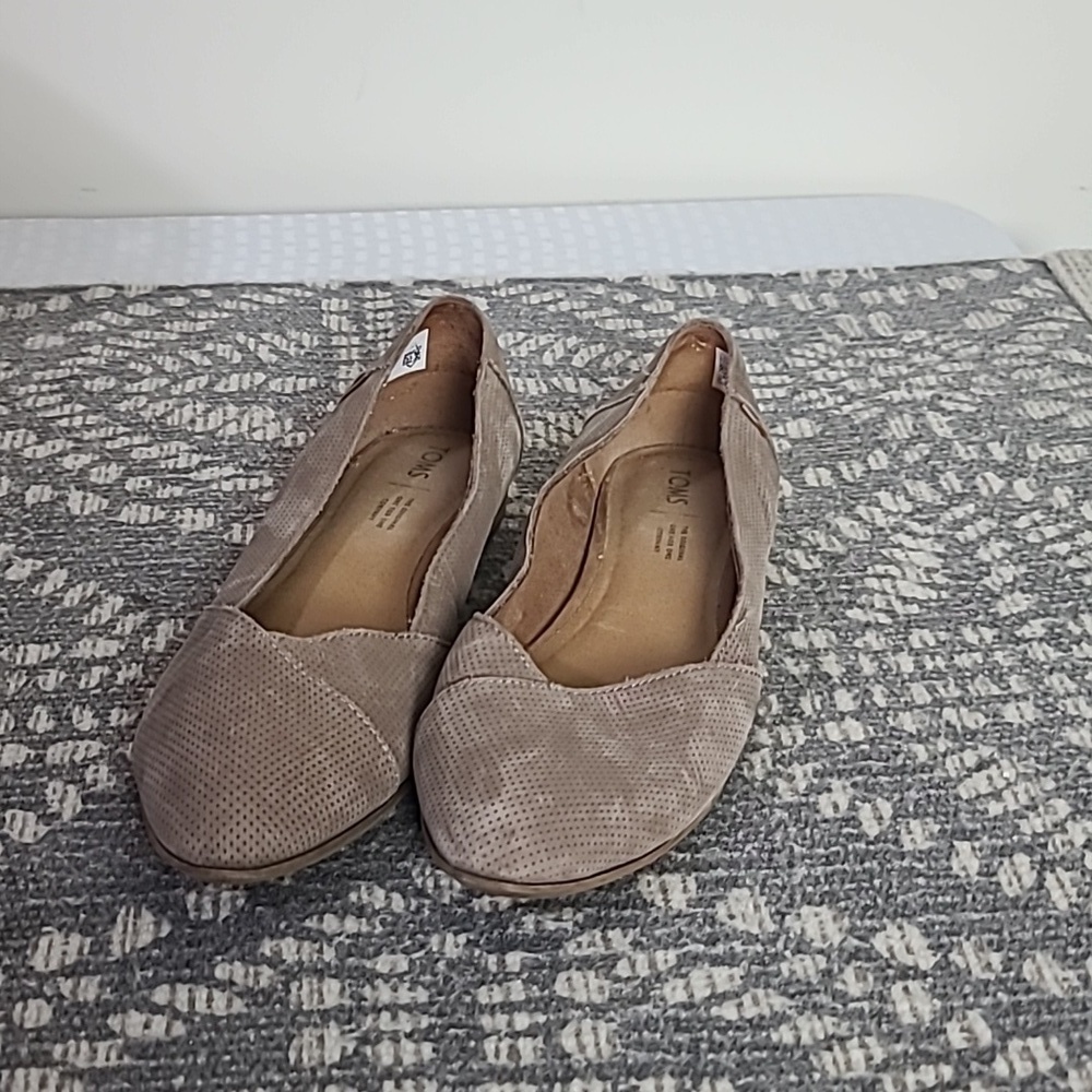 Toms suede flats